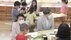 天皇皇后両陛下が幼稚園を訪問「どんなものができるのかな？」工作す…