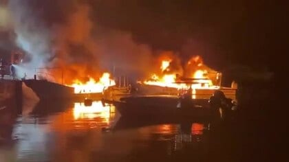 「夜の漁港が炎に包まれた」無人の小型船3隻が焼ける　原因は調査中   鹿児島・瀬戸内町