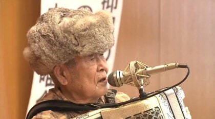 「プーチンはスターリンよりひどい」シベリア抑留を生き延びた96歳　弾き語りで伝え続ける“記憶”【兵庫発】