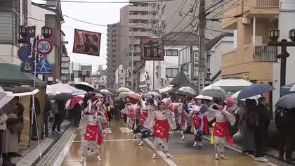 材木町「よ市」開幕　雨の中でもにぎわう　岩手県盛岡市