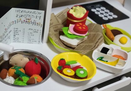 「初孫パワーすごすぎる」おばあちゃんが1歳孫にプレゼントした“手作りおままごとセット”…愛情たっぷりでお見事