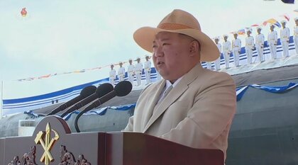 麦わら帽子姿の金正恩総書記“新型潜水艦”進水式に出席…「わが海軍の核武装化を推進」肉声公開