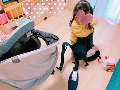 泣き出した妹のため2歳姉が「必死で抱っこ紐を装着」に感動…普段の“お姉さんぶり”を母親に聞いた