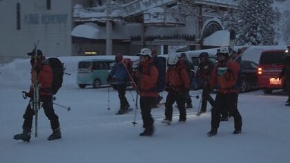 「滑った跡があったので…」中国籍や台湾籍の男性6人が一時遭難も無事救助　雪を掘って作った穴で一晩ビバーク