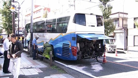交差点に猛スピードで車両が進入　バスなど5台絡む事故で77歳女性死亡　乗客など計13人搬送　神奈川・藤沢市