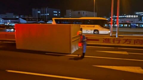 6台絡む事故 50代トラック運転手死亡　東京・江東区の首都高湾岸線