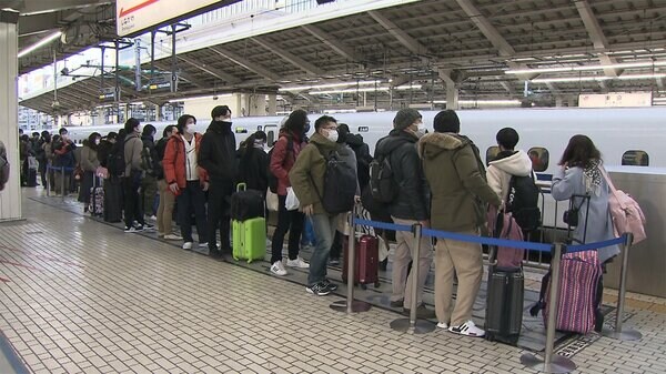 帰省ラッシュ きょうピーク 新幹線に長い列 東名で37km渋滞各地で - www.fnn.jp