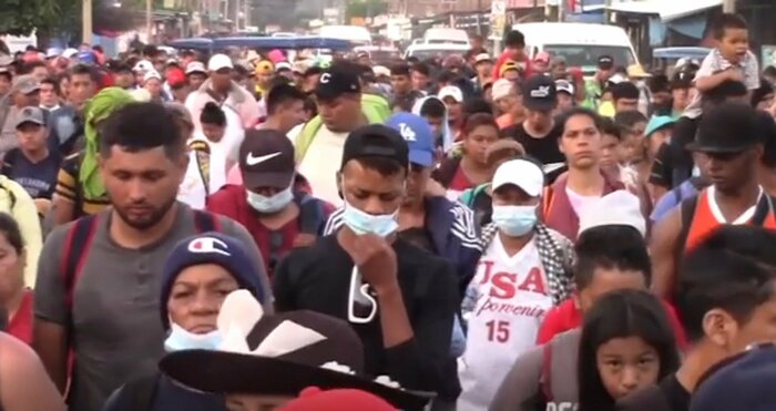 米国を目指す移民ら(メキシコ南部チアパス・10月24日)