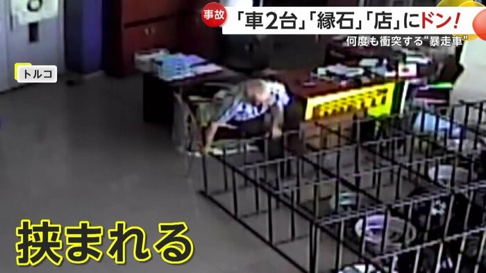商品棚に挟まれてしまった男性(IHA)