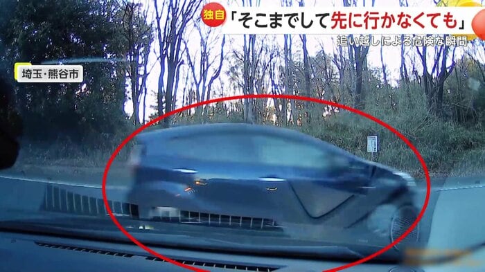 曲がろうとする車の前を横切る逆走車(映像提供:視聴者)
