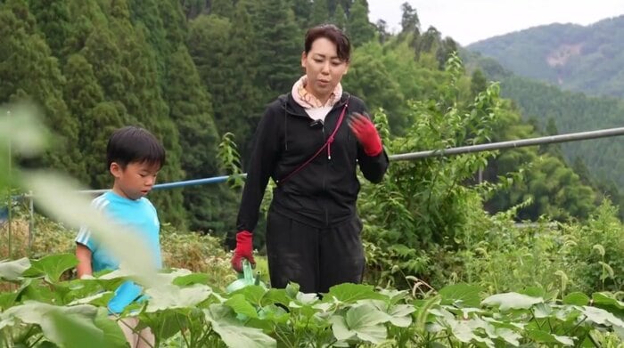 畑仕事をする明菜さん