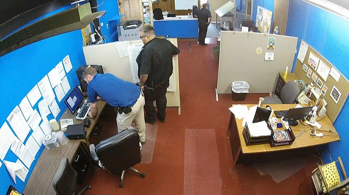 新聞社のPCを操作する警察官の姿も…(MARION COUNTY RECORD)
