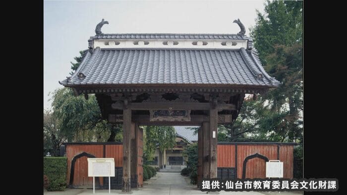 勾当台(現在の県庁)にあった仙台藩校「養賢堂の門」今は若林区に移転している。 講堂他の諸建築は昭和20年の戦災で焼失したため、この門が、養賢堂唯一の遺構。