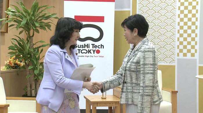 握手する場面も