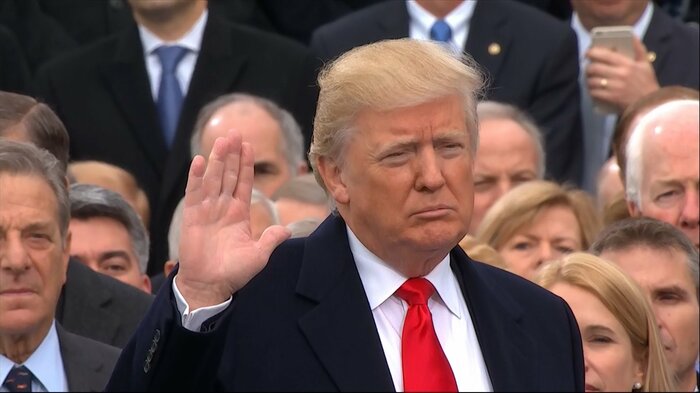 大統領就任式で宣誓するトランプ氏(2017年1月)