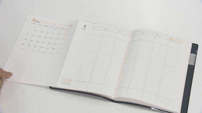 前期と後期で1冊ずつに分け、薄さと軽さを実現。広げると月間と週間の予定を同時に確認できる。