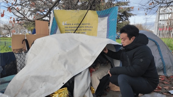 テントの高さは1mほど　周辺には雑然と衣類が干されていた