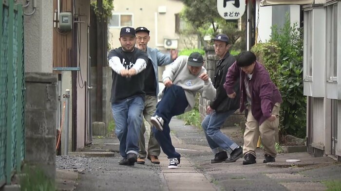 路地裏を独特なダンスで歩く