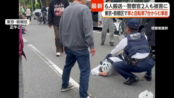 路上にうつ伏せで倒れ込んだ警察官