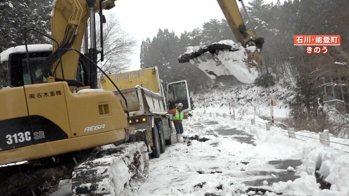 アスファルトを剥がしていく重機