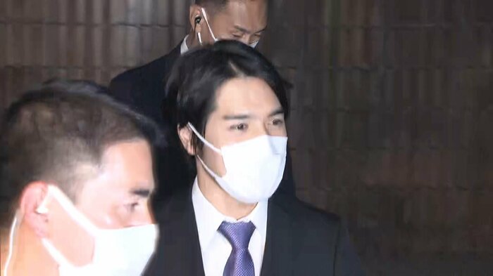 男性との面会に向かう小室圭さん(12日)
