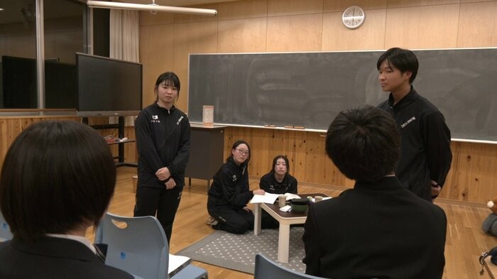 稽古中も話し合いを重ねる部員たち