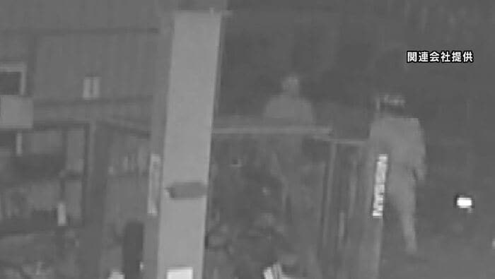 防犯カメラに映った怪しい2人組(関連会社提供画像)