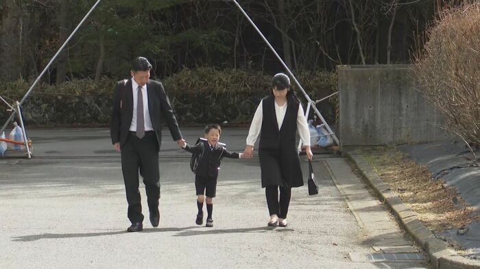 両親と手をつなぎ登校する関野竜佑ちゃん(6)