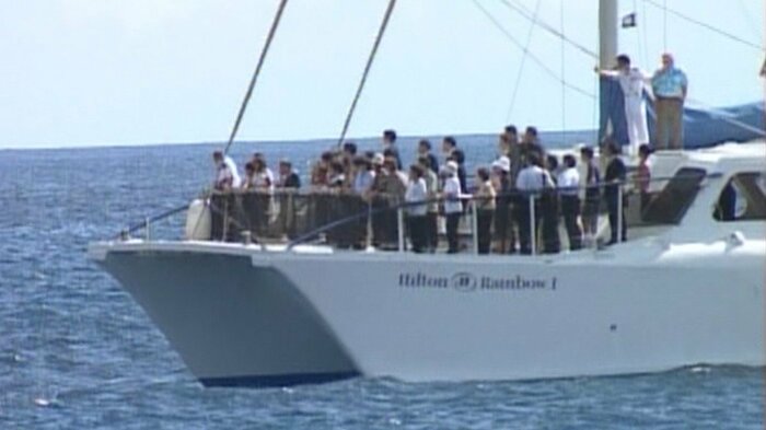 えひめ丸が沈んだ海に献花するご家族(2001年10月)