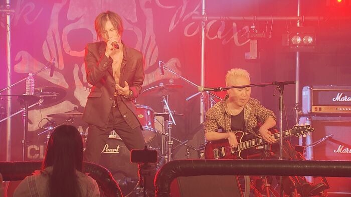 車いすのギタリスト・川崎昭仁さん(右)(3月12日・長野市)