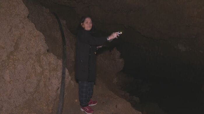 「糸洲の壕」を案内する安里芳子さん