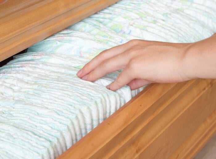 おむつを多めにストックしておくのが第一（画像はイメージ）
