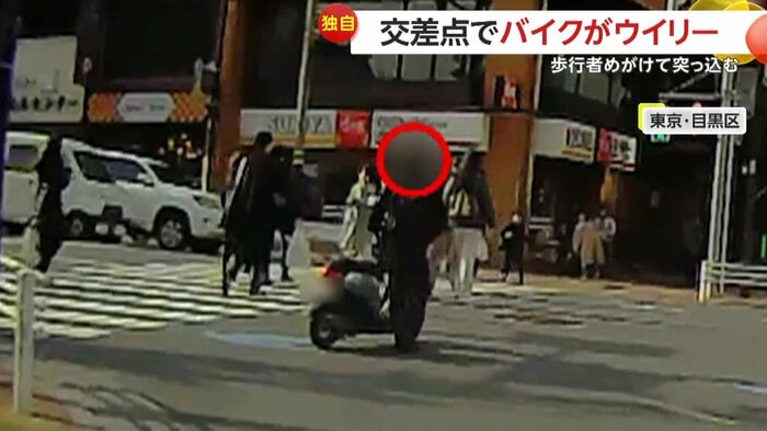 とぼとぼと交差点を渡るライダー(視聴者提供)