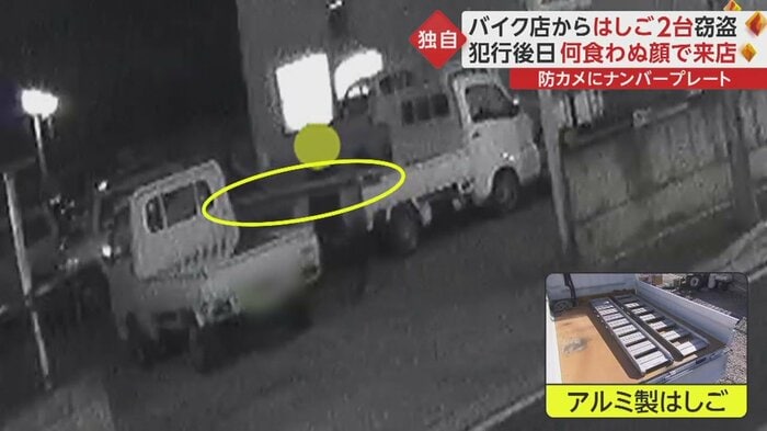 アルミ製のはしご2台を乗ってきた軽トラックへと運び入れる男