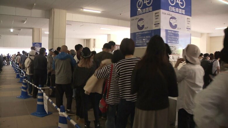 徹夜組も…“古古米”求め約1000人が長蛇の列　パックご飯も値上げ　都内スーパーではブランド米はまだ5kg4000円超えで高止まり｜FNNプライムオンライン