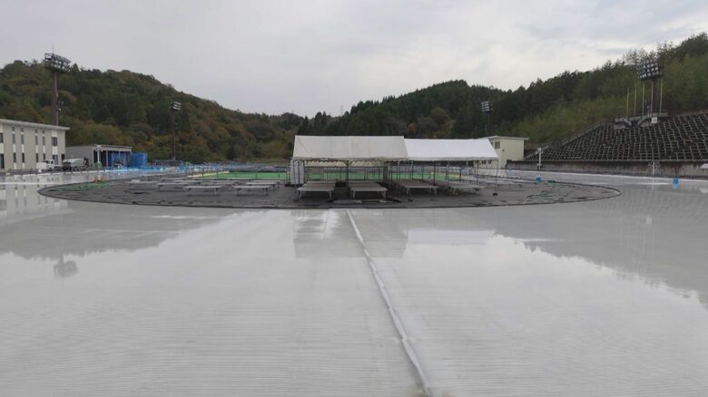 「“まさか”という状況…」屋外スケート場のリンクが一面『湖』に 季節外れの暖かさで氷が溶ける異常事態｜FNNプライムオンライン