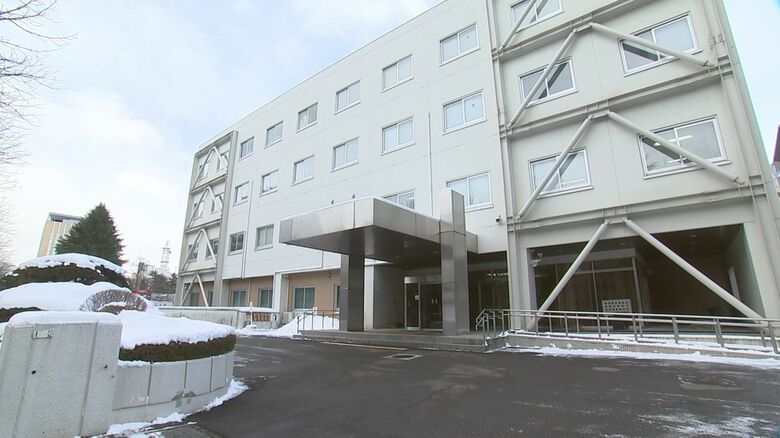 勤務先の小学校女子トイレで盗撮　20代教員を起訴　岩手県紫波町｜FNNプライムオンライン
