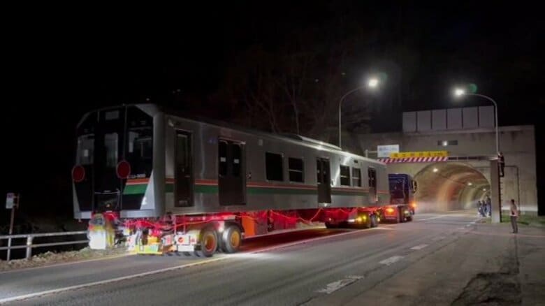 「深夜の国道13号線を走る電車」の正体は？ 奥羽本線に35年ぶりの新型車両「E723系5000代」　線路幅が違う難所を越える輸送劇｜FNNプライムオンライン