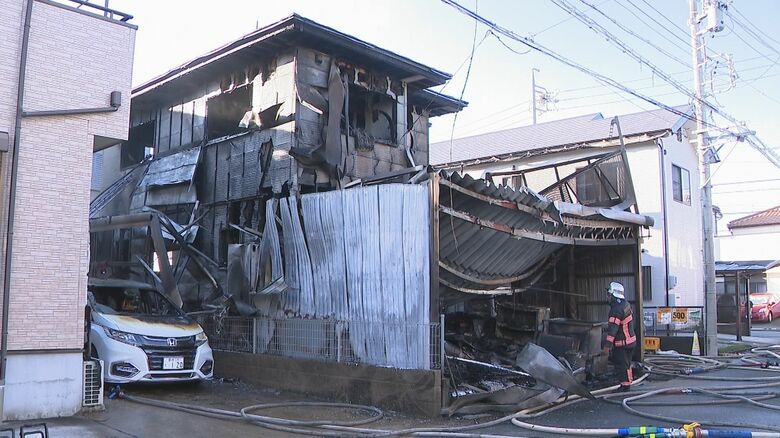 1人暮らしの50歳男性がやけど…未明に木造2階建ての住宅から出火し全焼 隣家の壁や車の一部も焼ける｜FNNプライムオンライン