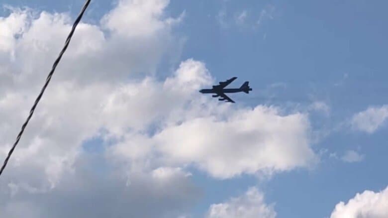 あわや衝突…アメリカ旅客機と米軍の爆撃機が接近　旅客機は着陸しようとした際に突然“急旋回”を強いられる｜FNNプライムオンライン
