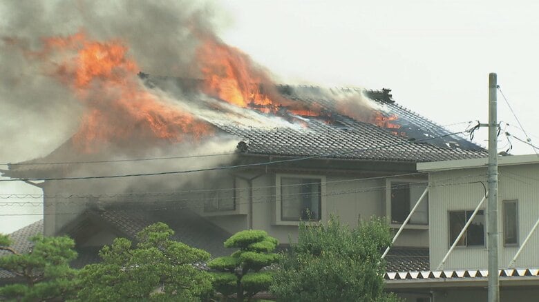 【速報】富山市神通で住宅火災 「2階屋根から煙」消防車13台が緊急出動中｜FNNプライムオンライン