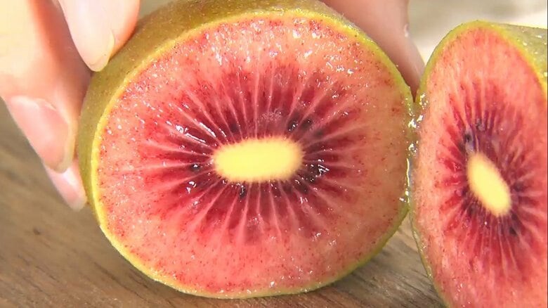 果肉が赤いキウイにハート型のイチゴ　食べてみたい新品種のフルーツ3選