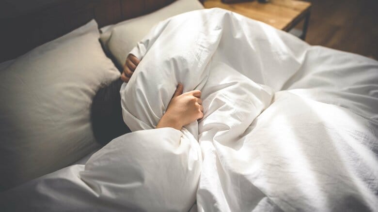 明日早いから「早めに寝よう」は生理的にもっとも眠れない時間…「いつもの前後2時間はNG」だという睡眠研究第一人者のアドバイス｜FNNプライムオンライン