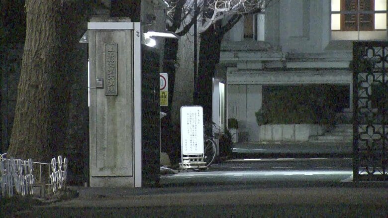 星薬科大学で薬品漏れ　研究室の冷蔵庫でビンが割れ「イソブチロニトリル」が漏洩　大学生6人が吸入し搬送　全員意識あり｜FNNプライムオンライン