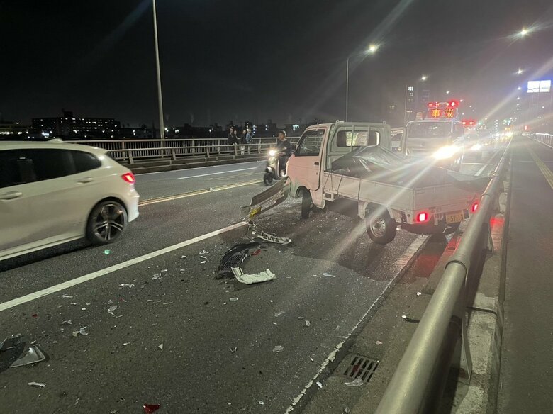 【速報】国道の橋で４台絡む事故　運転手４人がけが　大分市舞鶴橋｜FNNプライムオンライン