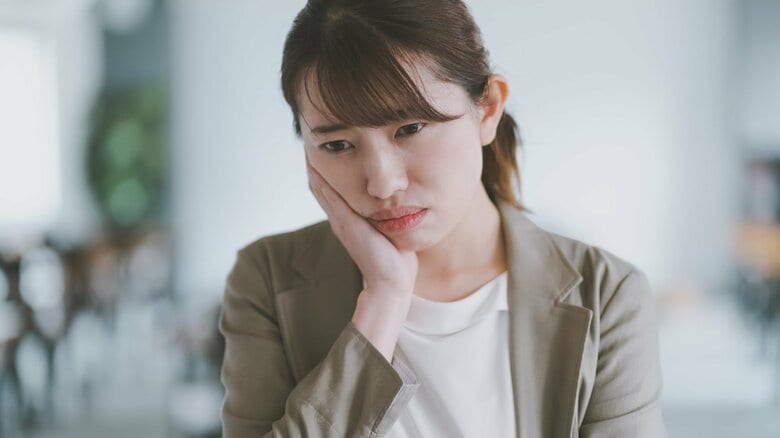 何度注意しても会議に遅刻、最後まで話を聞かない後輩に疲弊する先輩女性…心理学者が分析する後輩の特性と上司が採るべき対応｜FNNプライムオンライン