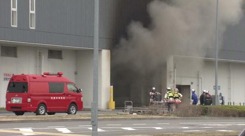 京都市のごみ施設で火事　14日夕方に”出火”　15日午後も消火活動続く　ごみ収集の時間に影響の恐れも｜FNNプライムオンライン