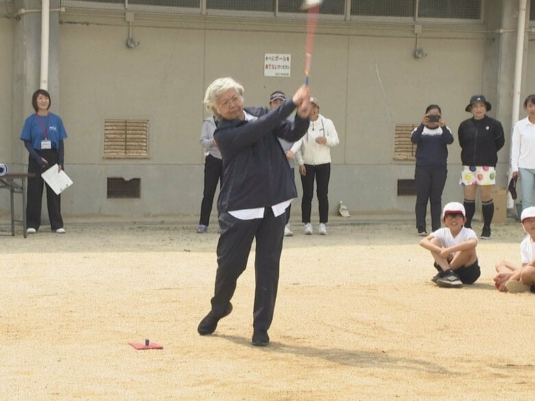 岡本綾子プロらが小学校で『スナッグゴルフ』の教室を開催 ゴルフの基礎が身につくスポーツ｜FNNプライムオンライン