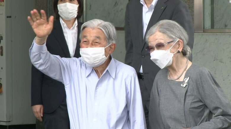 軽井沢駅に到着された上皇ご夫妻(長野・軽井沢町)