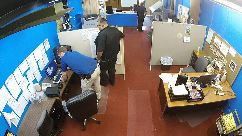新聞社のPCを操作する警察官の姿も…(MARION COUNTY RECORD)